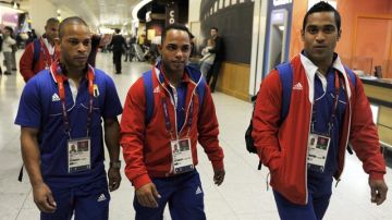 Miembros  del equipo  cubano de halterofilia a su llegada al aeropuerto  Heathrow.