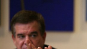 Pacheco (centro) asumió el puesto en 2009 hasta el presente, periodo muy difícil económicamente para el centro de salud.