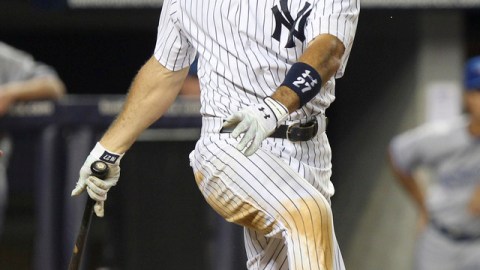 Raúl Ibáñez observa su grand slam en la octava entrada. Los Yankees ganaron 6-3 a los Azulejos con dos nuevos jonrones del elenco neoyorquino.