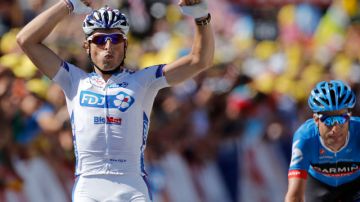 El ciclista francés Pierrick Fedrigo (izq.) supera en la línea de meta al estadounidense Christian Vandevelde para ganar la 15ava etapa del Tour.