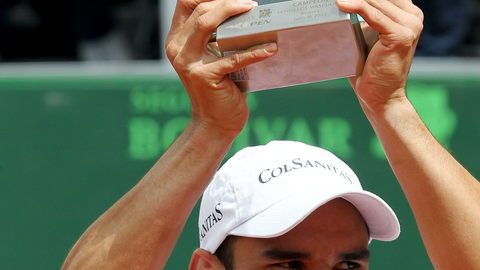 Alejandro Falla con el trofeo de campeón del Challenger de Bogotá.