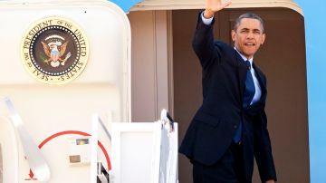El presidente Obama toma un vuelo con destino a San Antonio, Texas.