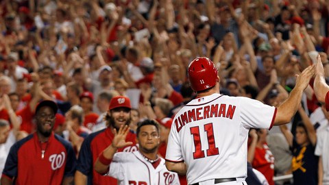 Los jugadores de los Nacionales festejan el triunfo ante los Mets en 10 innnings.