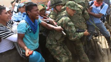 Decenas de indígenas de la etnia nasa desalojan a los soldados de sus territorios.