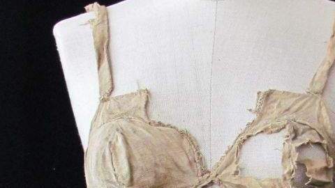La universidad dijo que los cuatro sostenes figuraron entre más de 2,700 prendas textiles "algunas de lino y otras de lino con mezcla de algodón" entre tierra, madera, paja y trozos de cuero.
