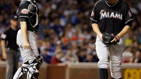Josh Johnson mira al suelo en la séptima entrada.