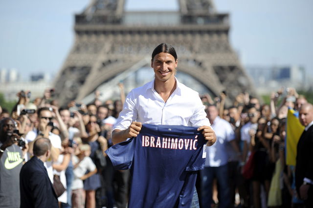 Con la mundialmented famosa torre Eiffel de fondo, el artillero sueco Zlatan Ibrahimovic posa con la camiseta de su nuevo equipo, el Paris Saint-Germain.
