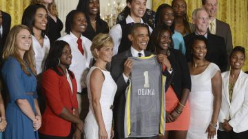 El presidente Barack Obama (c) recibe de las jugadoras del Baylor Bears, equipo vencedor del NCAA Campeonato de Baloncesto femenino, una camiseta del equipo con su nombre y el número uno, en un evento realizado en la Casa Blanca.