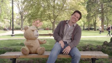 Ted, el mejor amigo de John Bennett, es un oso de peluche que habla.