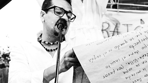 Diego Vargas, integrante del colectivo Poetas en Nueva York, lee uno de sus textos en El Barrio, Manhattan.