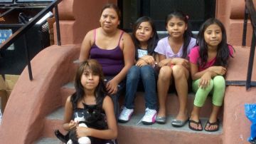 Berta al lado de sus sobrinas Joselyn Espinoza y Ana Karen Ruiz, y sus hijas Jessica (a la derecha) y Jennifer, quien sostiene a su fiel amigo "Diego".