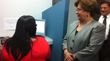 La subsecretaria del Departamento de Salud, Concepción Quiñones de Longo observa el nuevo sistema de plataforma digital que entró en servicios.
