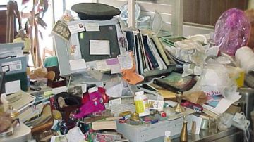No dejes que los periódicos, revistas, recibos y demás papeles se apoderen de los espacios de tu casa. Ordena a diario   tu correo para evitar la acumulación .