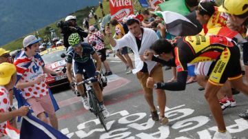 El español Alejandro Valverde es alentado por el público a lado y lado d ela carretera mientras pedaleaba rumbo a ganar la 17ma etapa del Tour.