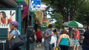 En la intersección de la calle 188 y Grand Concourse en El Bronx, robaron sus audífonos y celulares a varios transeúntes.