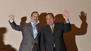 El presidente del Partido Acción Nacional, Gustavo Madero (i), y Jesús Zambrano (d), del Partido de la Revolución Democrática (PRD),  en una rueda de prensa.
