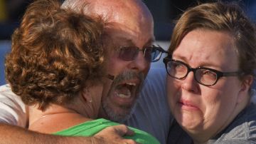 Familiares de algunas de las víctimas del tiroteo lloran desconsoladas al enterarse de la tragedia.