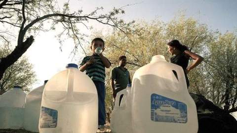 Los agentes se han dedicado a patear y romper los galones de agua de migrantes que intentan cruzar la frontera con México y reciben también vejaciones.