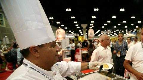 La idea contrasta fuertemente con lo que hacen, o han hecho, la mayoría de estos 'chefs', que ha sido incorporar a sus creaciones materias primas de las más remotas procedencias y en momentos del año.