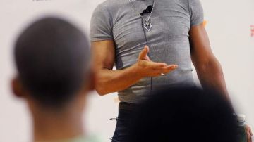 Greg Louganis habla con un grupo de jóvenes en el YMCA de Harlem.