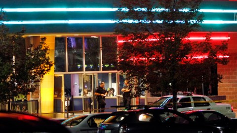 Exterior del cine donde un hombre disparó contra los asistentes a la proyección de la nueva película de Batman y que dejó un saldo fatal.