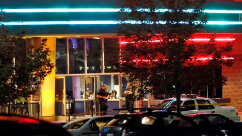 Exterior del cine donde un hombre disparó contra los asistentes a la proyección de la nueva película de Batman y que dejó un saldo fatal.
