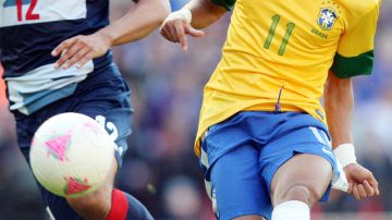 El astro brasileño Neymar se destacó durante un encuentro amistoso contra Inglaterra previo a los juegos olímpicos de Londres próximos a inaugurarse.