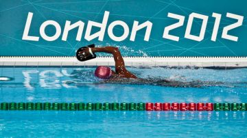 Un nadador practica en el centro acuático olímpico de Londres sede de los JJOO.