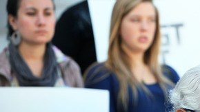 Abogados de derechos civiles, líderes sindicales, organizadores comunales y organizaciones pro inmigrantes analizan las consecuencias de la SB1070, en Los Ángeles, California.