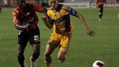 Tigres comienza el Torneo de Apertura 2012 de la liga MX con pie derecho al derrotar a los Jaguares de Chiapas 4-0.