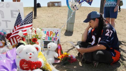 Shelly Fradkin, observa una tarjeta dedicada a Alex Sullivan, quien murió en el tiroteo, y que fue colocada en un altar en su memoria.