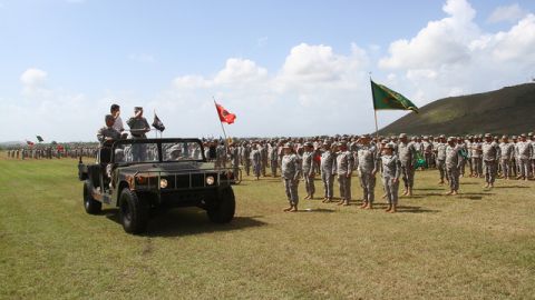 El gobernador Luis Fortuño revisa las tropas de la Guardia Nacional durante la actividad Día del Gobernador en el Campamento Santiago en Salinas.