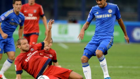 Javier Pastore (der.),  de PSG, supera a la defensa del Chelsea y Ferreira no puede  pararlo. El futbol se estrenó en el estadio de los Yanquis.