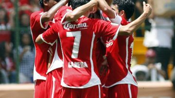 Los jugadores del Toluca celebran uno de los goles en el triunfo 2-1 sobre Chivas en el inicio del torneo Apertura.