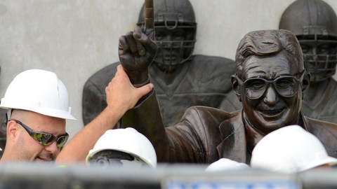 La afamada estatua de Joe Paterno fue retirada ayer del exterior del estadio de fútbol americano de la Universidad de Penn State, con lo que se elimina una pieza crucial de la iconografía del ex entrenador acusado de encubrir a un asistente enjuiciado por abuso sexual infantil. Varios trabajadores levantaron la estatua de 2,13 metros (siete pies) de altura de su base y utilizaron un montacargas para trasladarla al interior del estado Beaver al tiempo que entre 100 y 150 estudiantes coreaban "¡Somos Penn State!".