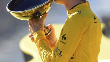 Bradley Wiggins  besa el trofeo como nuevo ganador del Tour de Francia 2012.