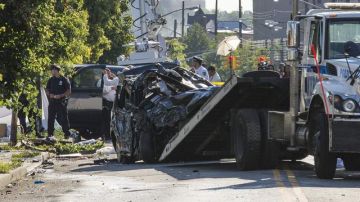 El vehículo fatal, un SUV Mercedes, es remolcado luego del choque ocurrido cerca al  Van Wyck Expressway en Jamaica, Queens.