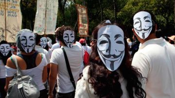 Miembros de la sociedad civil realizaron una Mega Marcha del Auditorio Nacional al Zócalo capitalino de la Ciudad.