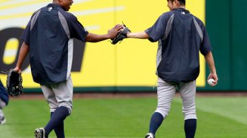 Curtis Granderson (izq.) saluda a su nuevo compañero, el japonés Ichiro Susuki, quien se integró ayer a la nómina de los Yankees antes del juego frente a Seattle.