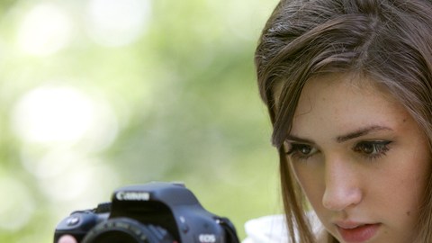 Anna Dodd, estudiante de la escuela secundaria Howell   ganó recientemente un premio por un vídeo que rodó, editó y produjo, sobre el tema de los peligros del consumo de alcohol en menores de edad, con su cámara fotográfica Canon en Marion Township, Michigan. Dicha cámara  tiene la capacidad para grabar videos de alta calidad