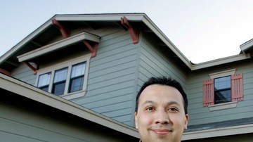 En apariencia este hombre parece ser  un feliz propietario, pero podría sorprenderse cuando le vengan los impuestos.