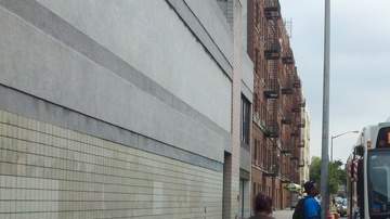 Usuarios del Bx34 abordan  el autobús, que recorre los barrios de Woodlawn, Norwood, Bedford Park y Fordham. Para Annie Alvarado (en el recuadro) la restauración del servicio de ese bus  le facilitará cumplir con sus citas médicas en el  hospital.