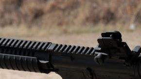 En el 2008, Obama prometió reactivar la prohibición a la venta de armas de asalto como la que fue usada en el tiroteo de Aurora, sin embargo ahora ya no menciona el tema.