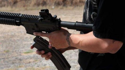 En el 2008, Obama prometió reactivar la prohibición a la venta de armas de asalto como la que fue usada en el tiroteo de Aurora, sin embargo ahora ya no menciona el tema.