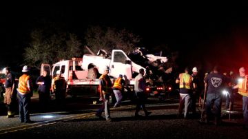 Una camioneta es retirada del lugar donde ocurrió un fatal  accidente   cerca de  Goliad, Texas.
