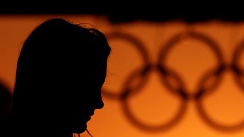 La antorcha está a punto de encender el pebetero de Londres 2012.