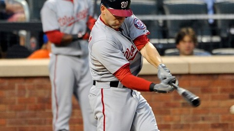 Adam LaRoche (25) de los Nacionales observa su cuadrangular de dos carreras conectado ante  el abridor de los Mets, R.A. Dickey, en el sexto inning.
