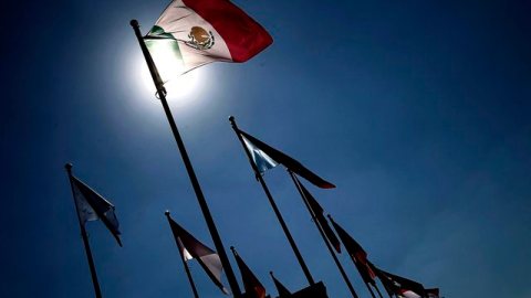 La bandera de México fue izada ayer en la Villa Olímpica de Londres.