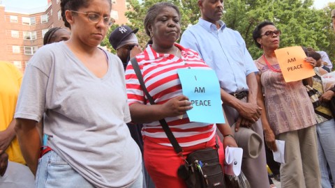 La comunidad del área se hizo presente durante una manifestación  para apoyar a la familia y para que se refuercen las leyes contra las armas ilícitas.