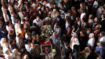 Cientos de personas acompañaron el féretro con los restos del opositor cubano Oswaldo Payá.